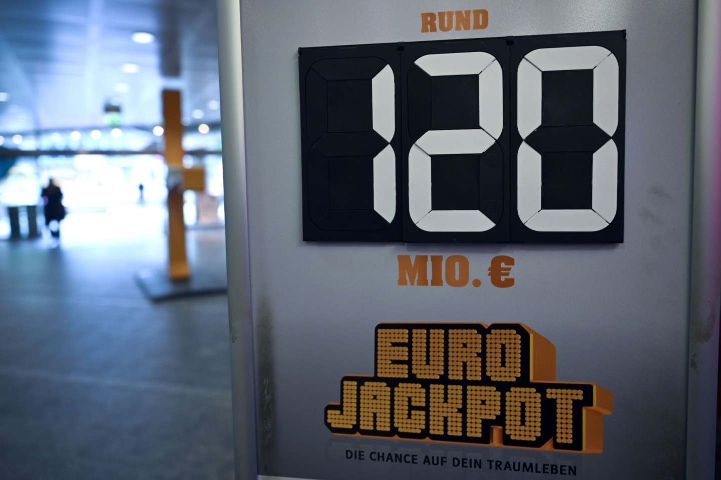 Ein Schild wirbt für die Gewinnsumme von 120 Millionen Euro im Eurojackpot.