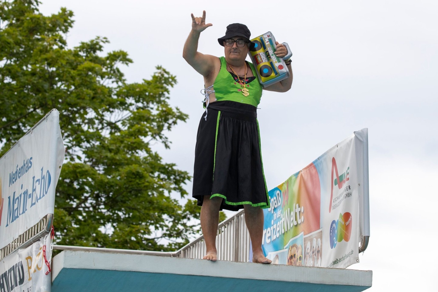 Mit dem Dirndl vom Sprungturm ins Wasser: In Aschaffenburg fand bereits zum siebten Mal das Dirndl-Springen statt.