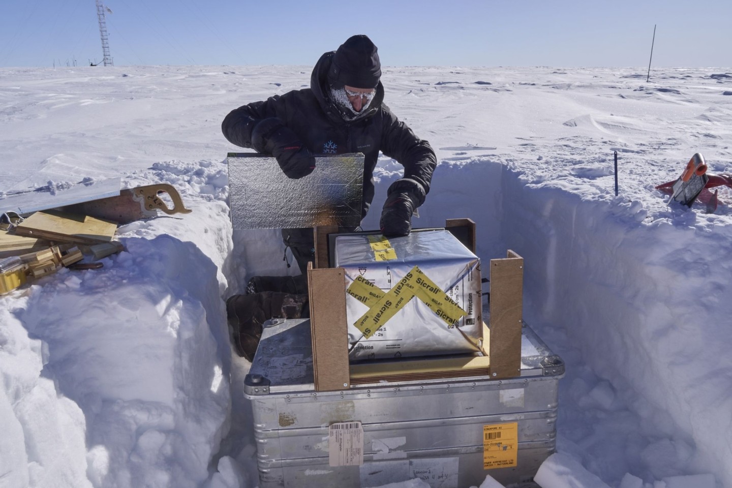 Matthias Jaggi baut die Metamorphosebox mit dem Schneeblock fertig.