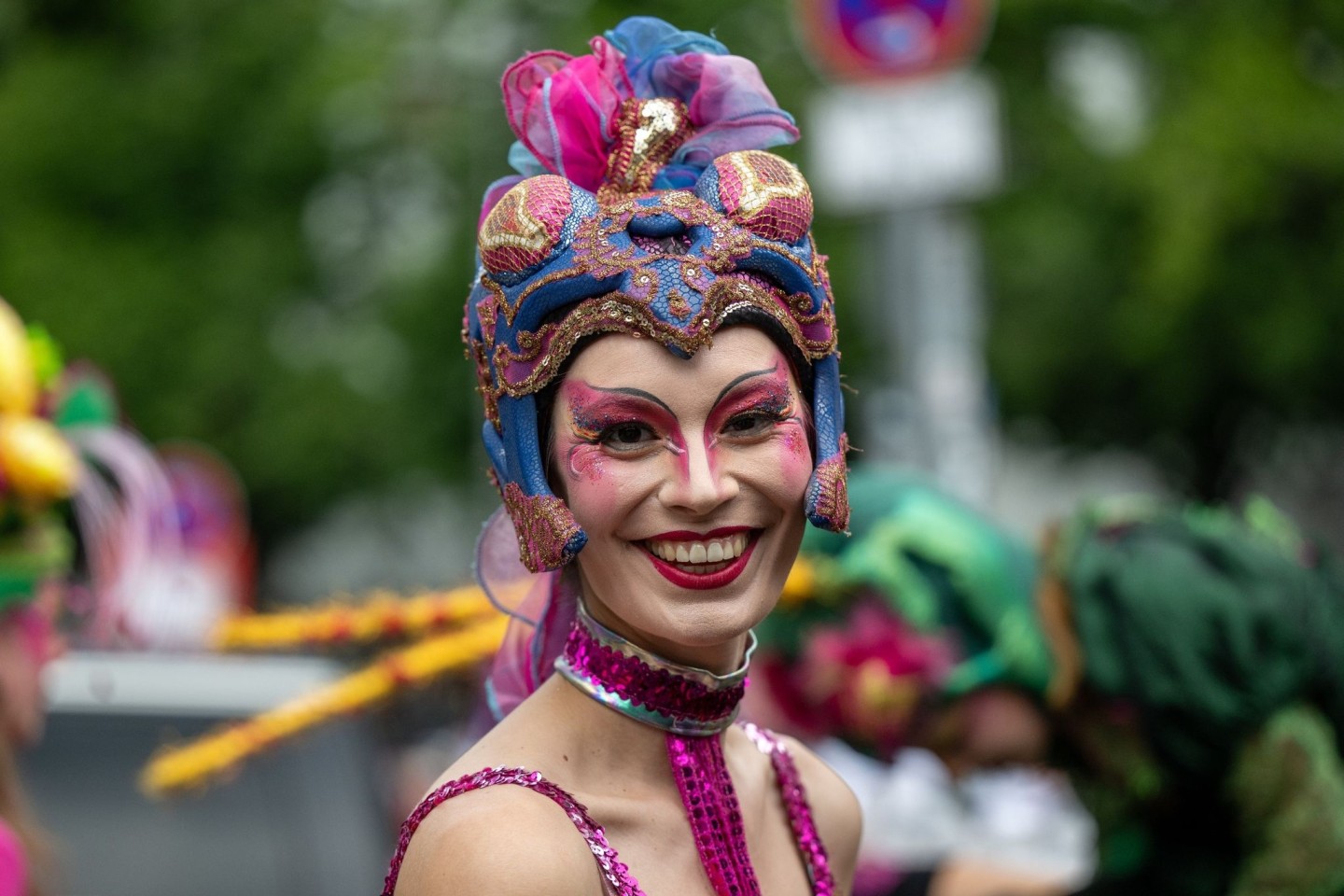 Eine Tänzerin beim 26. Karneval der Kulturen in Berlin.