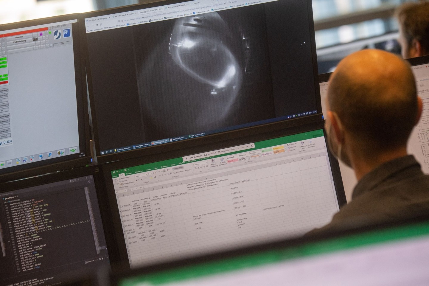 Blick auf einen Computermonitor im Kontrollraum des Fusionsexperiments Wendelstein 7-X.