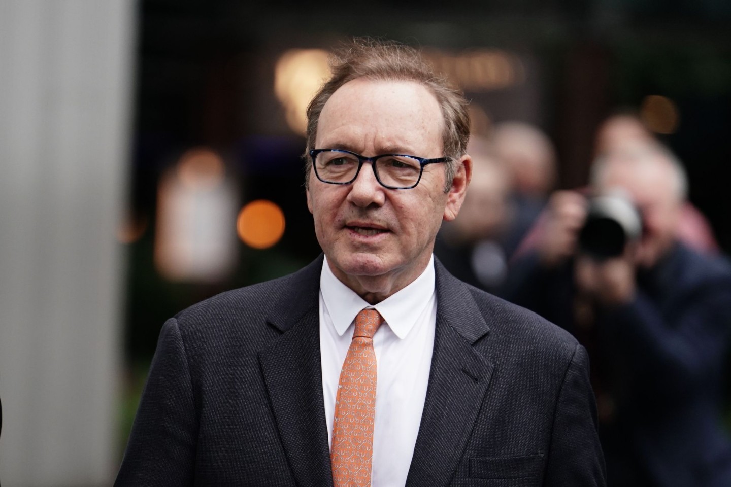 Kevin Spacey erscheint im dunklen Anzug vor dem Southwark Crown Court.