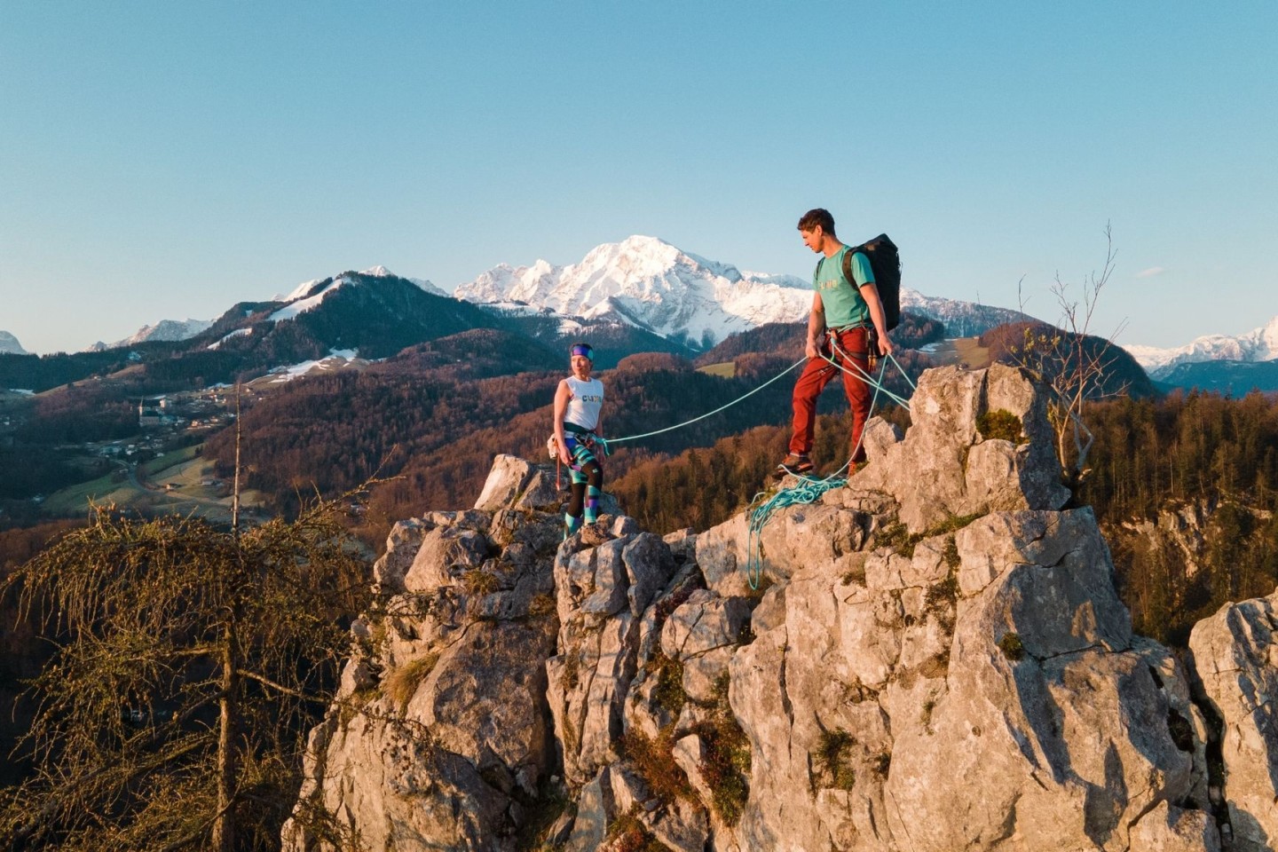 Bergsteiger klettern angeseilt auf dem Barmstein bei Hallein in Österreich. Der Klimawandel macht Wandern und Bergsteigen risikoreicher.