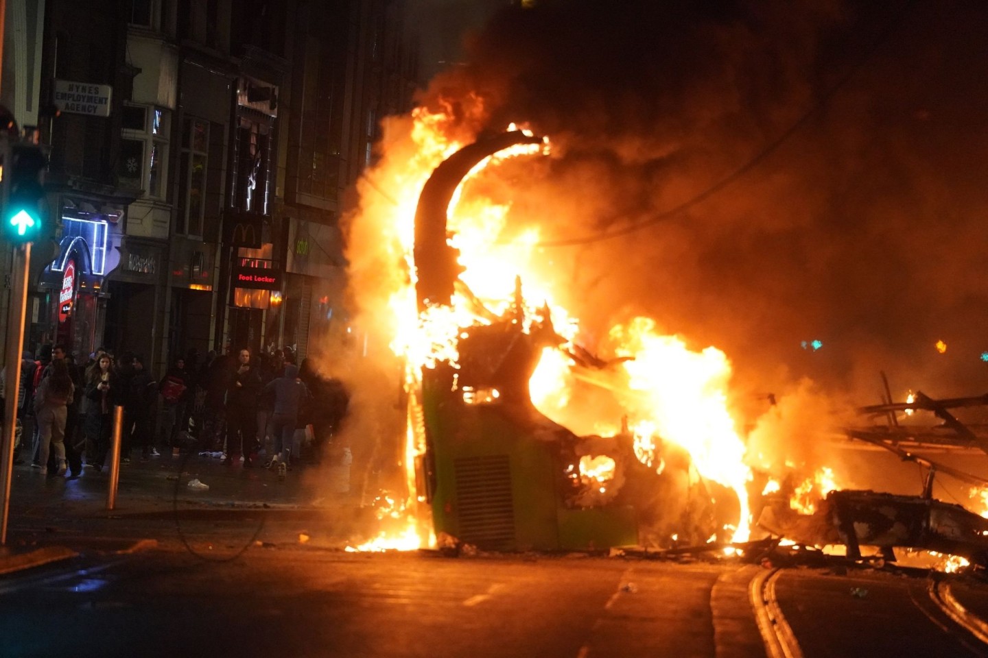 Ein Bus brennt im Stadtzentrum von Dublin, nachdem ein Mann bei einem Messerangriff auf drei kleine Kinder und eine Frau verletzt hatte.