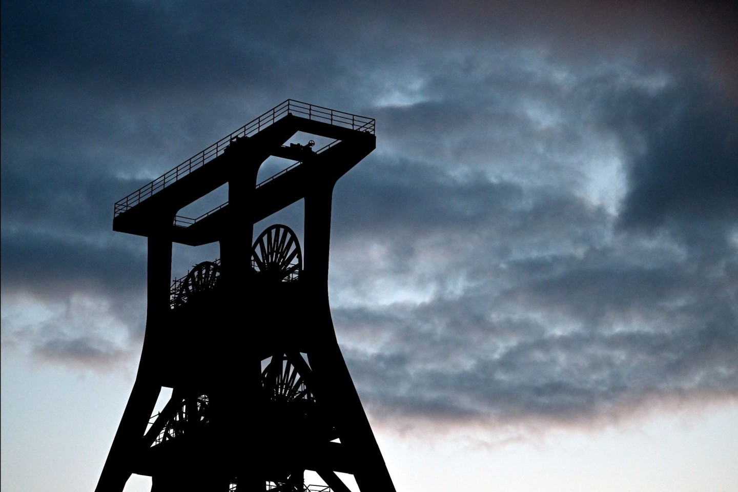 Wolken ziehen über das Fördergerüst der Zeche Zollverein in Essen.