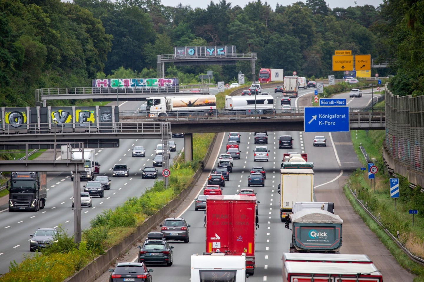 Derzeit sind viele Autobahnen richtig voll, warnt der ADAC. (Archivbild)