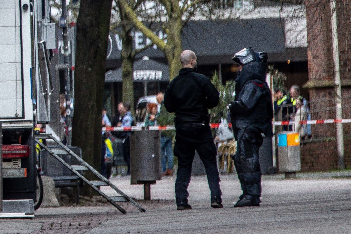 Einsatzkräfte in einem abgesperrten Bereich in der Innenstadt von Bochum.