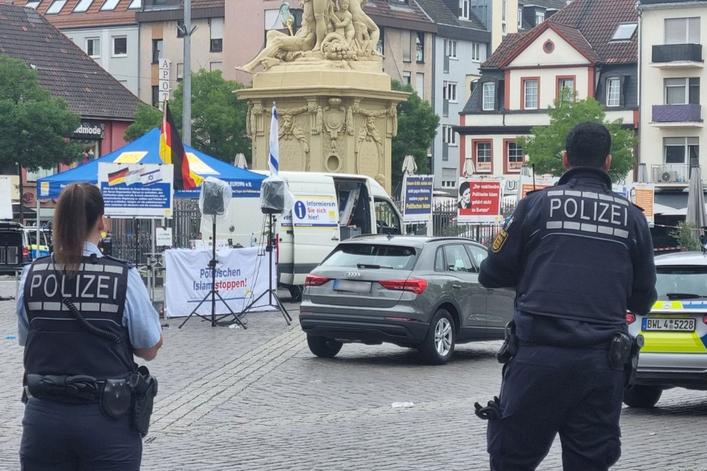 Einsatzkräfte der Polizei sind auf dem Mannheimer Marktplatz im Einsatz.