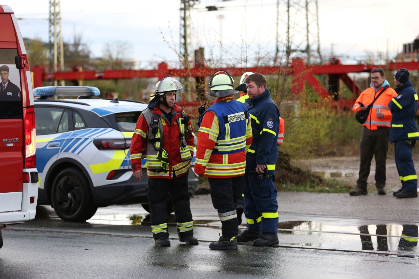 Polizei und Feuerwehr am Unglücksort in Neumarkt/Oberpfalz.