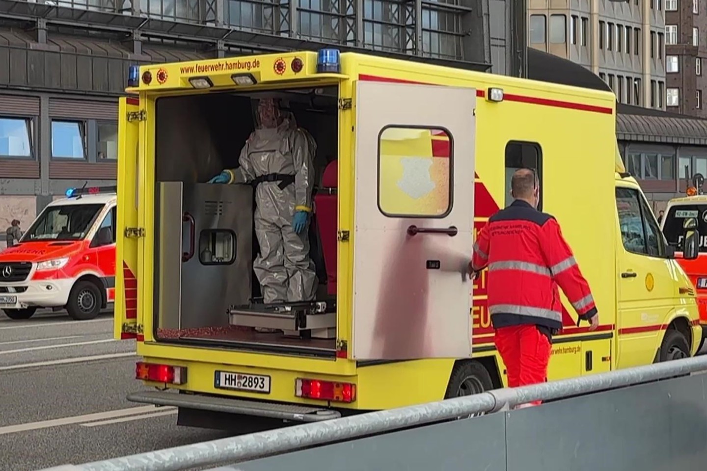 Zwei Menschen wurden ins Krankenhaus gebracht.