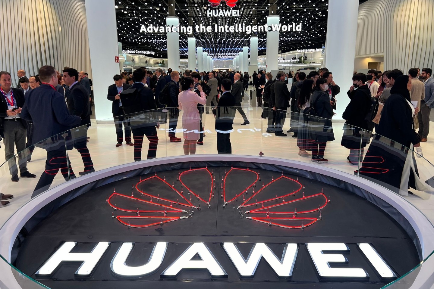 Das Logo des chinesischen Technologiekonzerns Huawei ist am Eingang seines Messestandes beim Mobile World Congress (MWC) zu sehen.