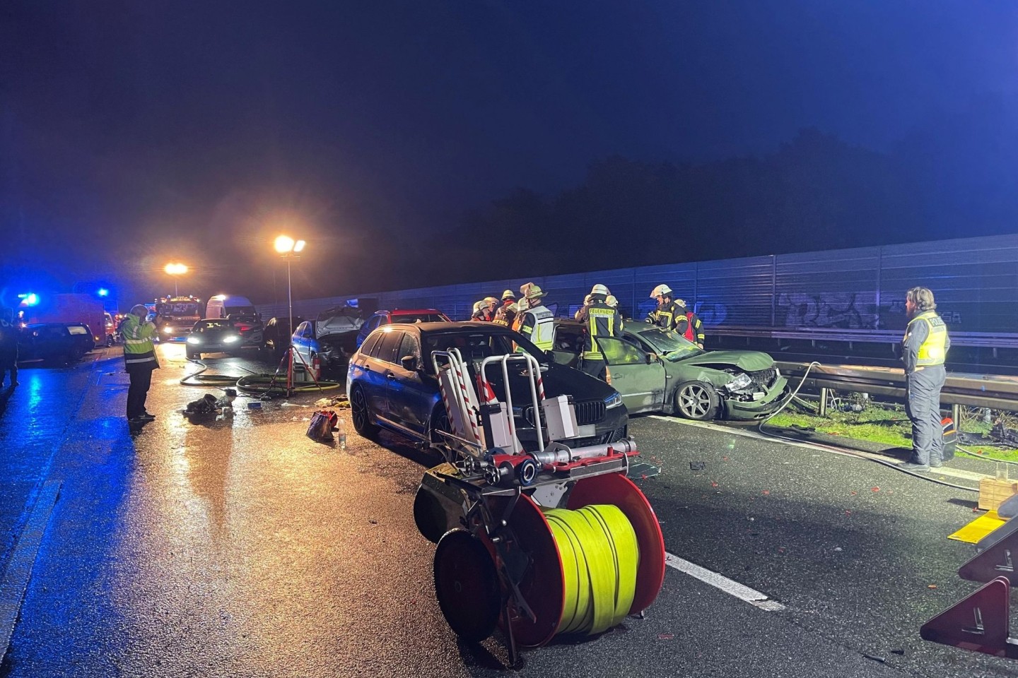 Feuerwehr und Polizei an der Unfallstelle.