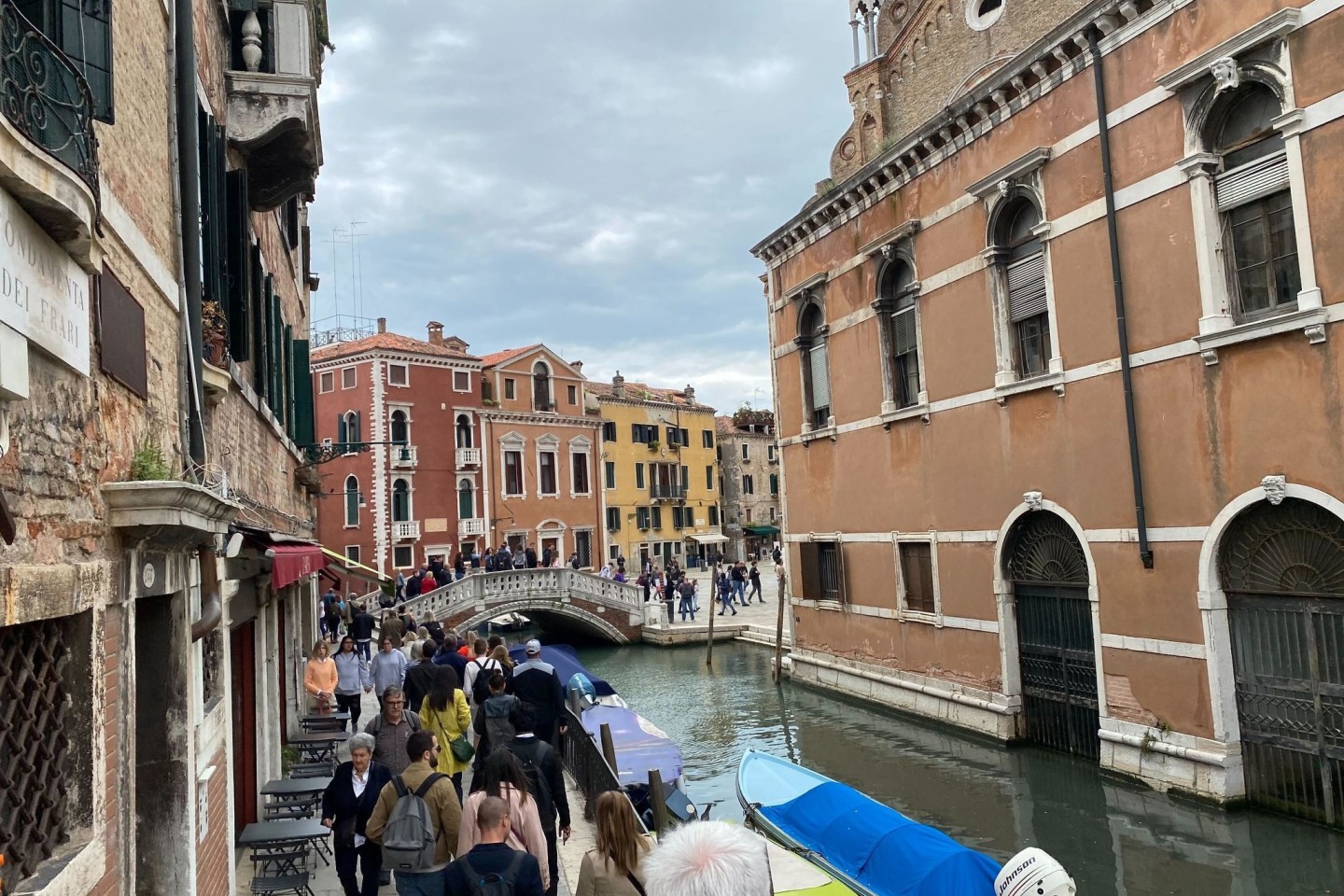 Die Stadt Venedig verbietet künftig von Reiseführern begleitete Touristengruppen mit mehr als 25 Menschen den Zutritt.