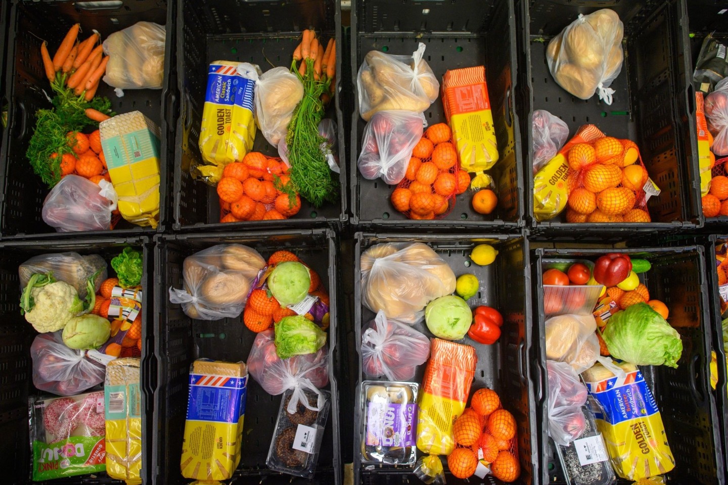 Gepackte Kisten für Bedürftige.