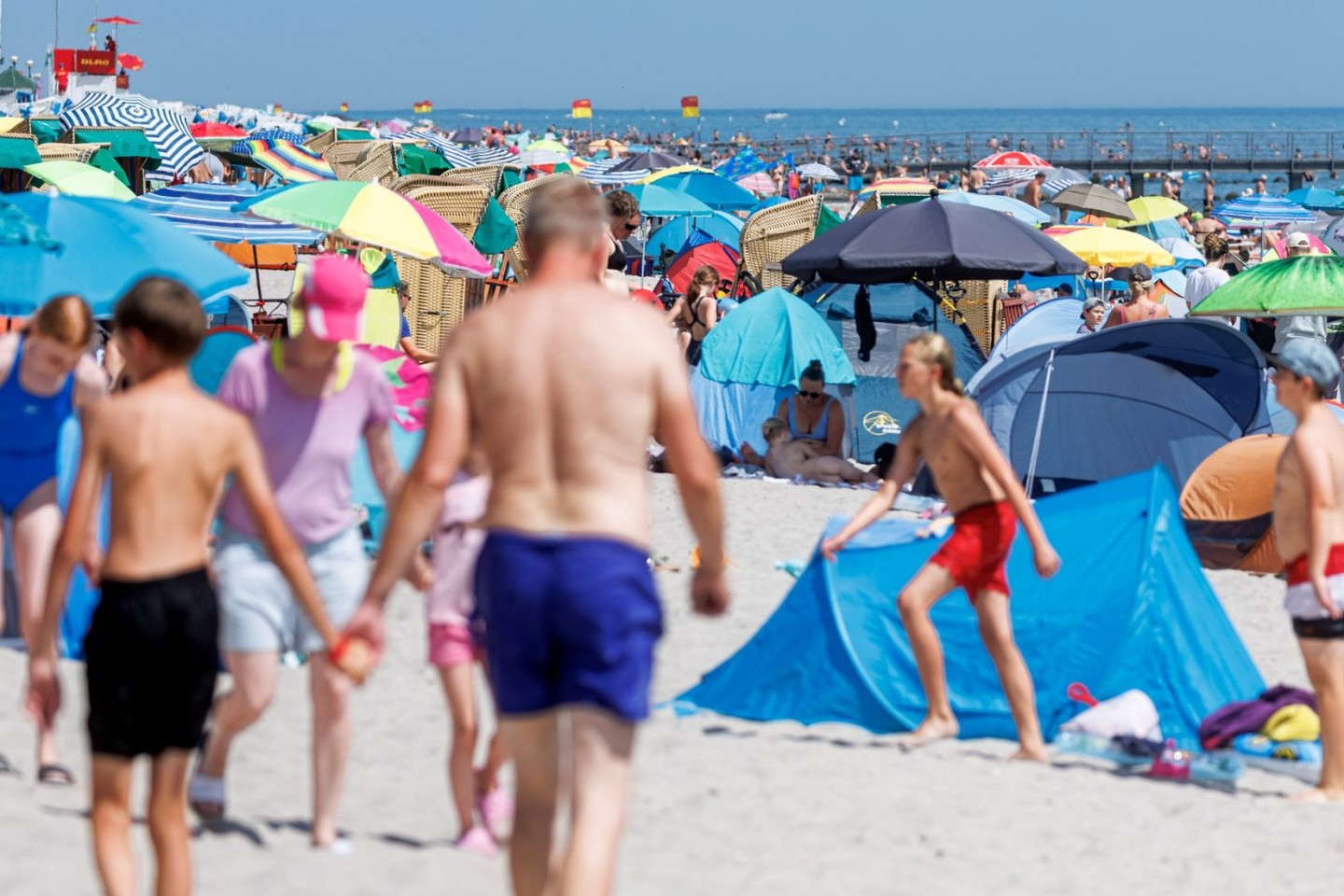 Urlauber am Ostseestrand in Grömitz: Nicht jeder kann es sich leisten, in den Ferien wegzufahren.