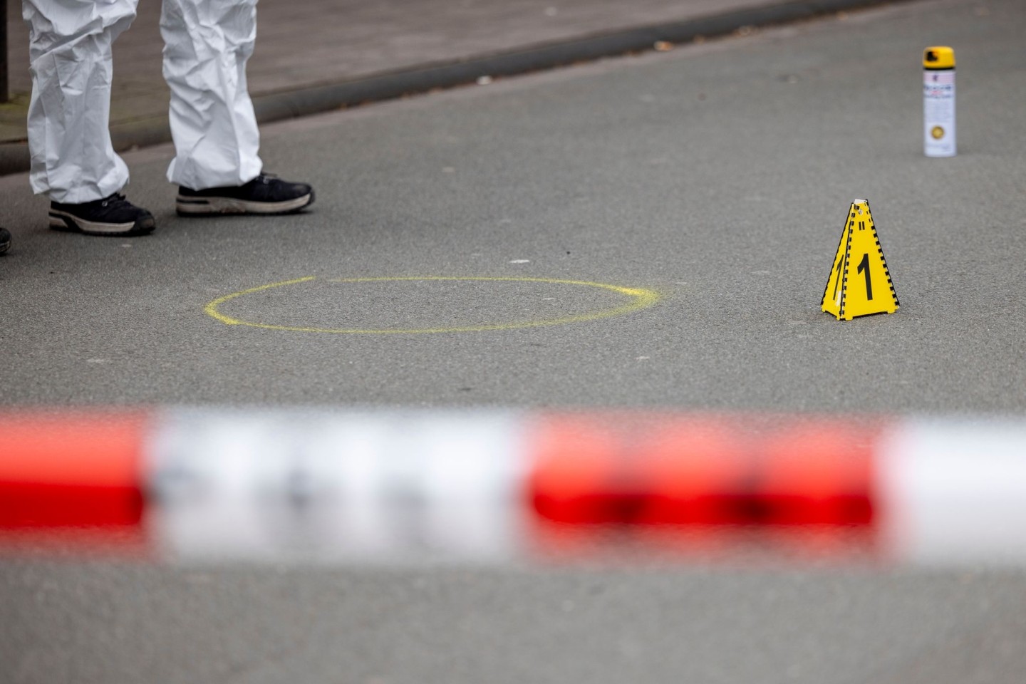 Spurensicherung nach dem Messerangriff in Duisburg.