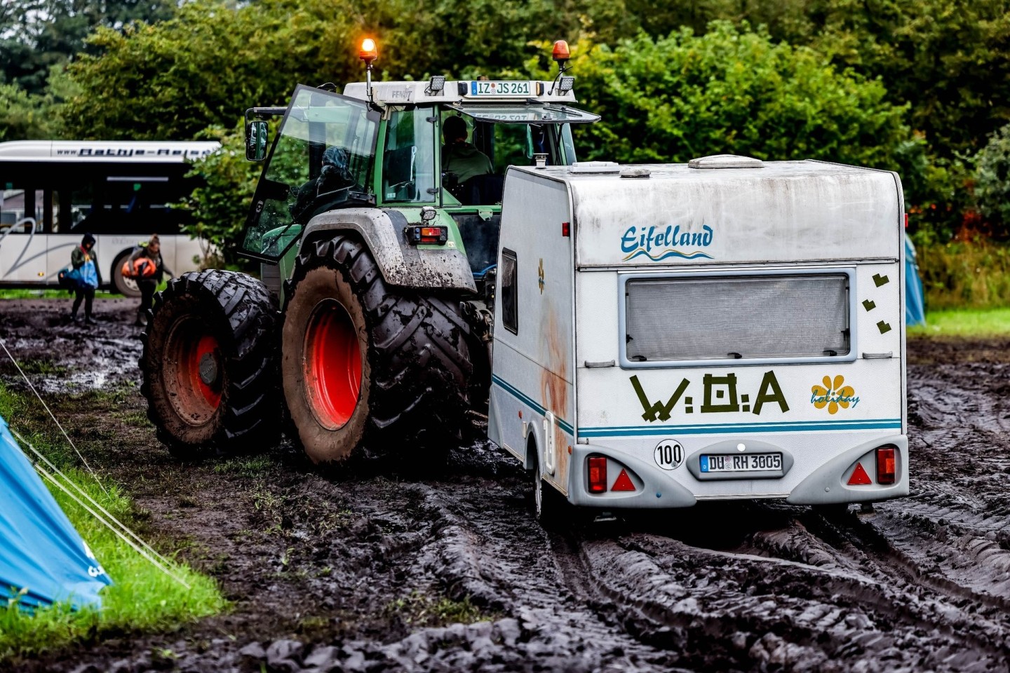 Ab durch den Schlamm: Ein Traktor zieht einen Wohnwagen vom Campinggelände des Wacken Open Air.