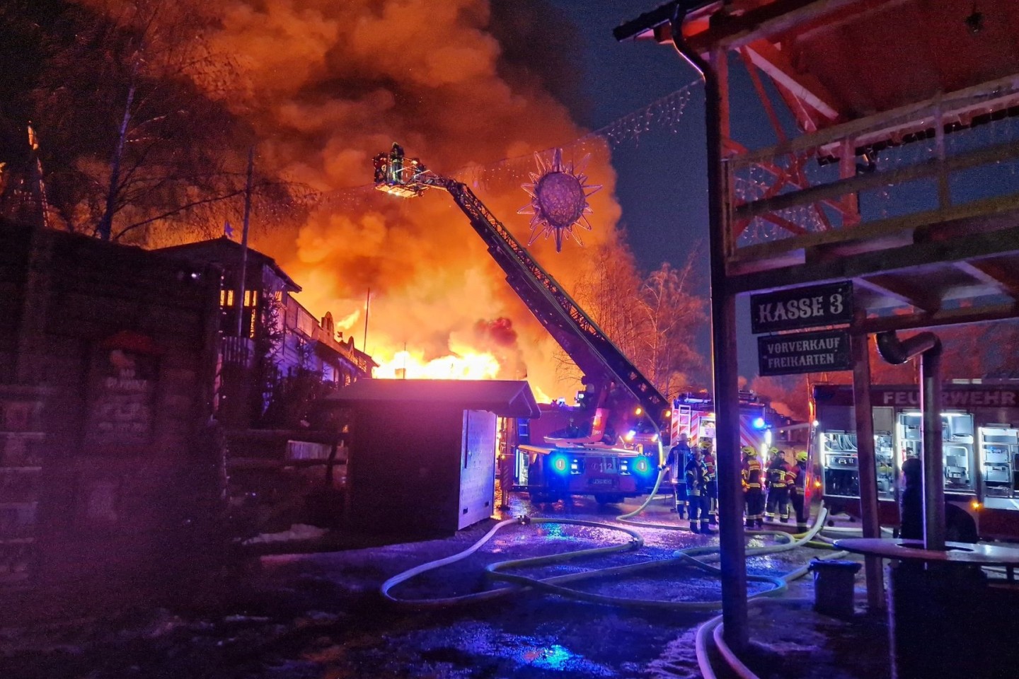 Feuerwehrleute löschen einen Brand in der Westernstadt Pullman City.