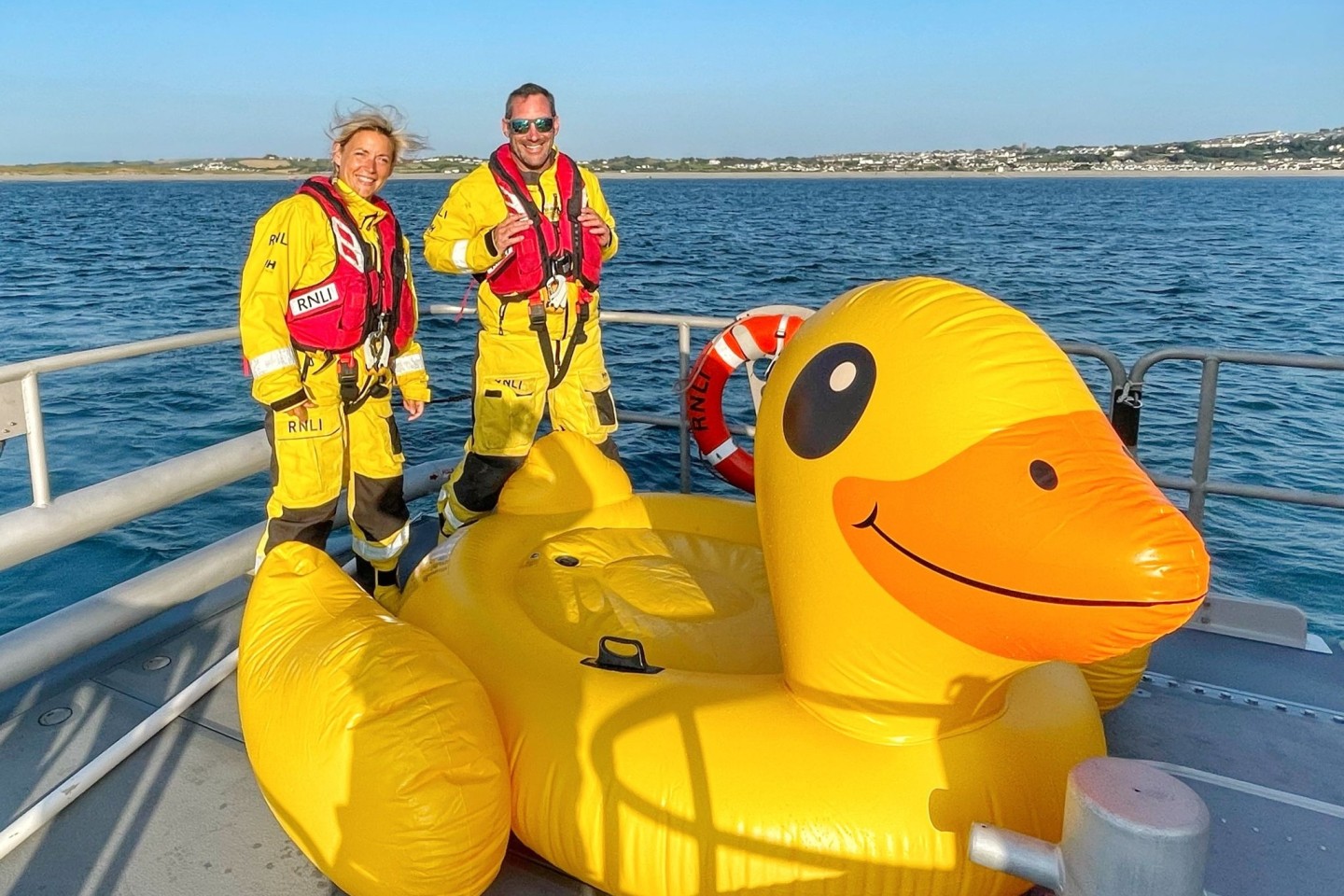 Einsatzkräfte der Rettungsgesellschaft RNLI mit der aufblasbaren Ente «Quakers», die auch gerettet wurde.