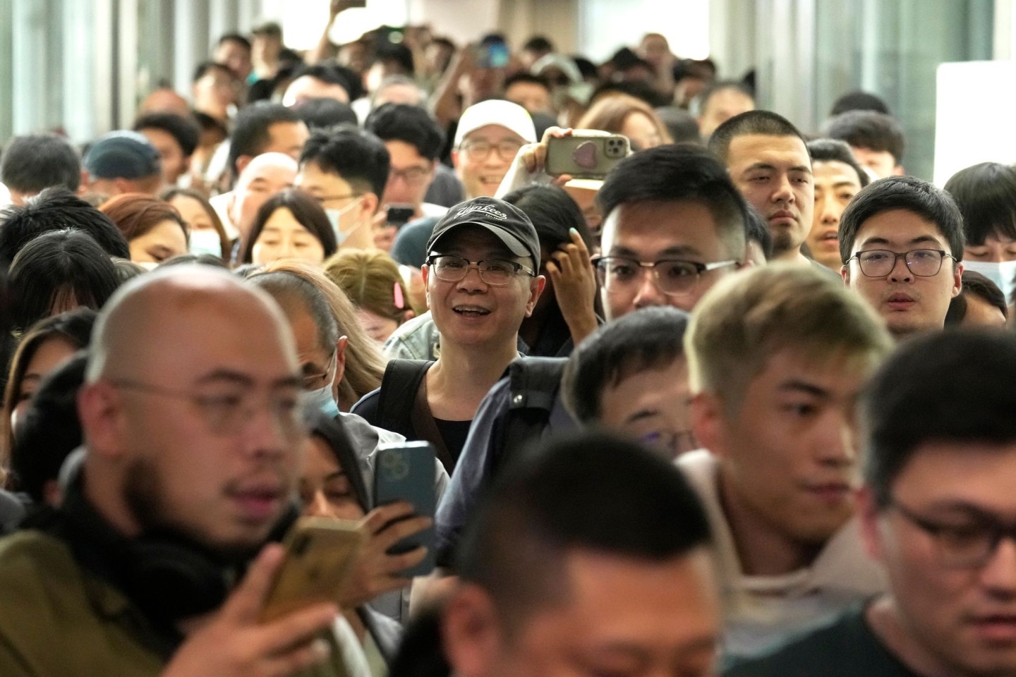 Chinesische Touristen kommen am Flughafen Suvarnabhumi International Airport in der thailändischen Provinz Samut Prakarn an.