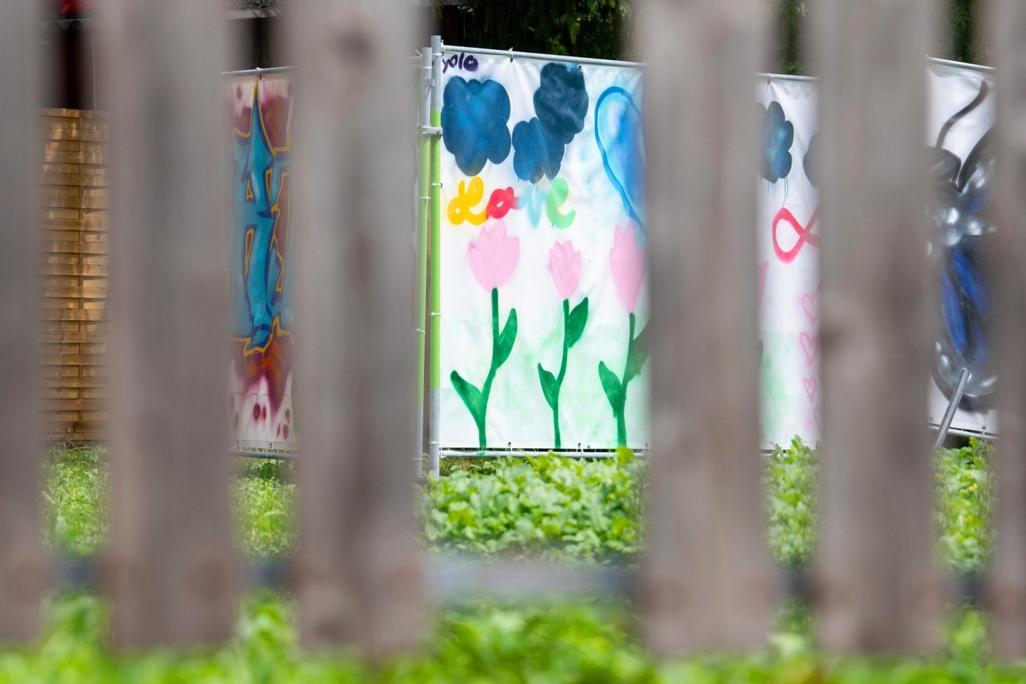 Am Rand einer Brachfläche hängen von Kindern gestaltete Plakate an Bauzäunen. An dieser Stelle stand das Haus, vor dem der Messerangriff auf zwei Schülerinnen stattfand.