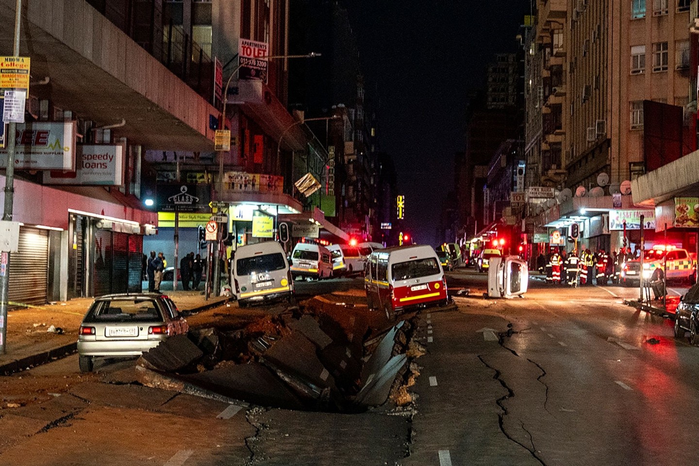 Die mutmaßliche Gasexplosion hat ein Loch in die Straße gerissen.