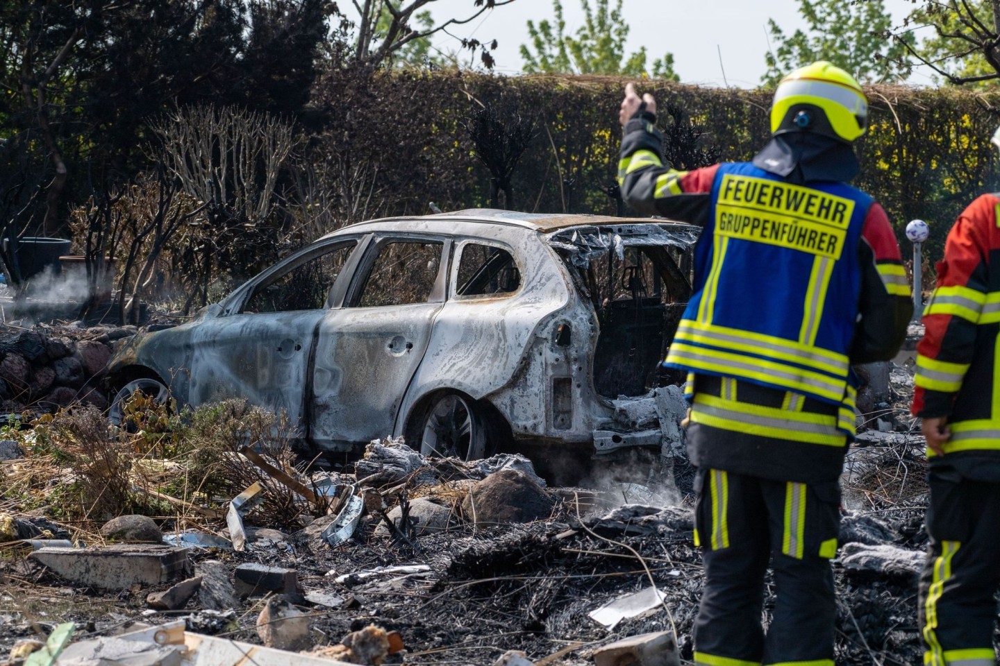 Die Feuerwehr am Brandort. Nach einer Explosion ist ein Feuer ausgebrochen und hat mehrere Häuser zerstört.