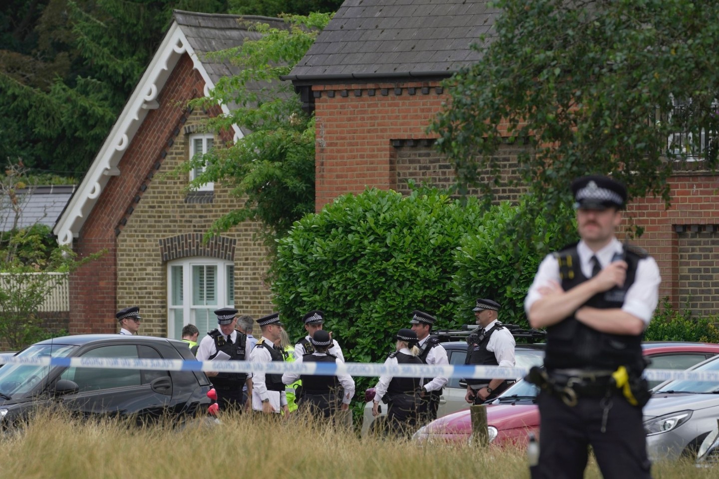 Polizeibeamte stehen vor dem Grundschulgebäude im Londoner Stadtteil Wimbledon.