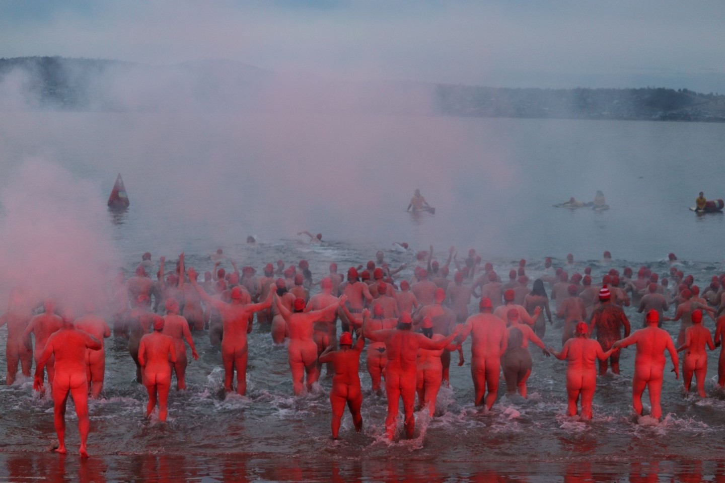 Menschen nehmen am jährlichen Nacktschwimmen zur Wintersonnenwende im tasmanischen Hobart teil.