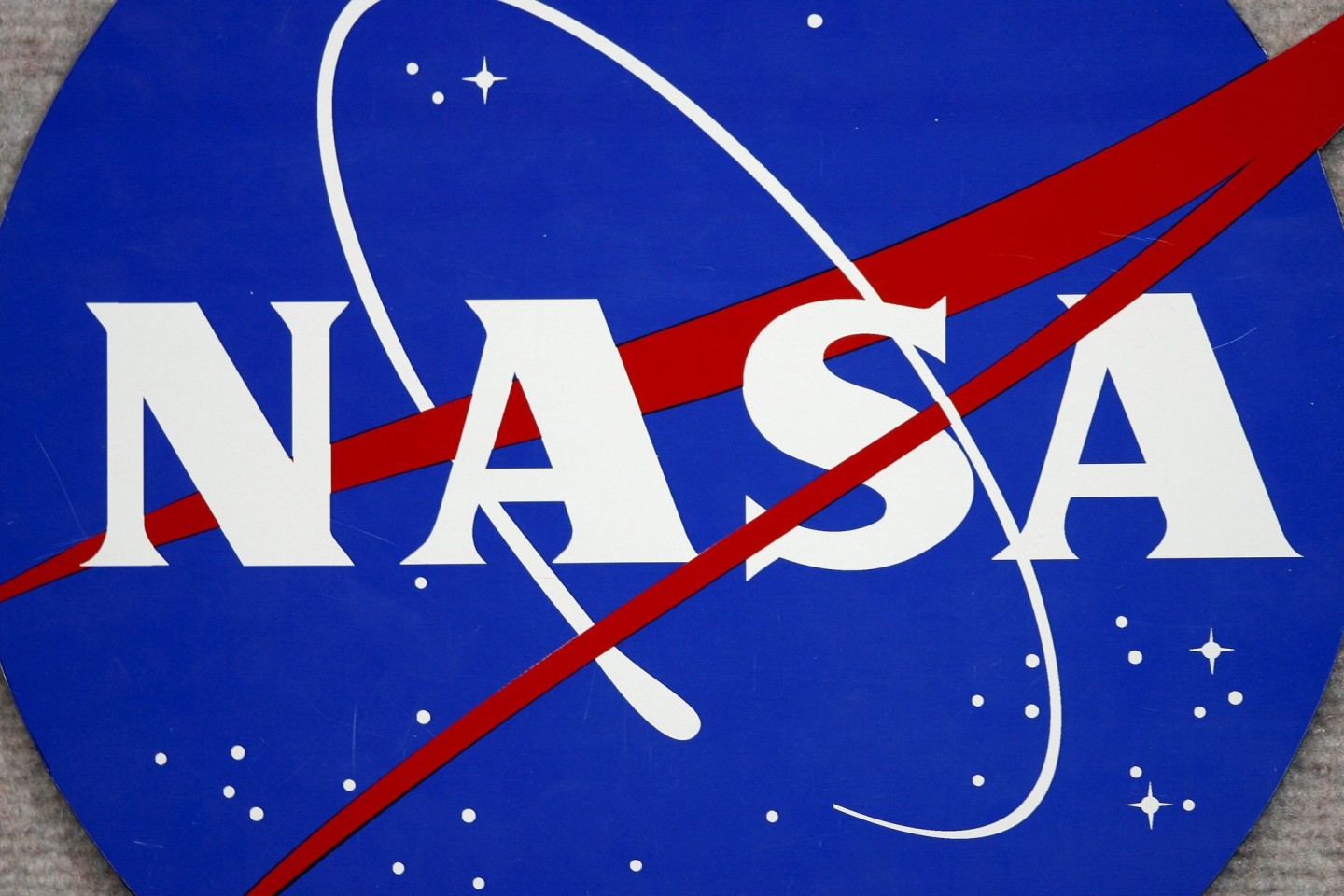 Das Logo der NASA am Johnson Space Center in Houston, Texas. Drei Unternehmen sollen im Auftrag der US-Raumfahrtbehörde künftig Mondfahrzeuge bauen.