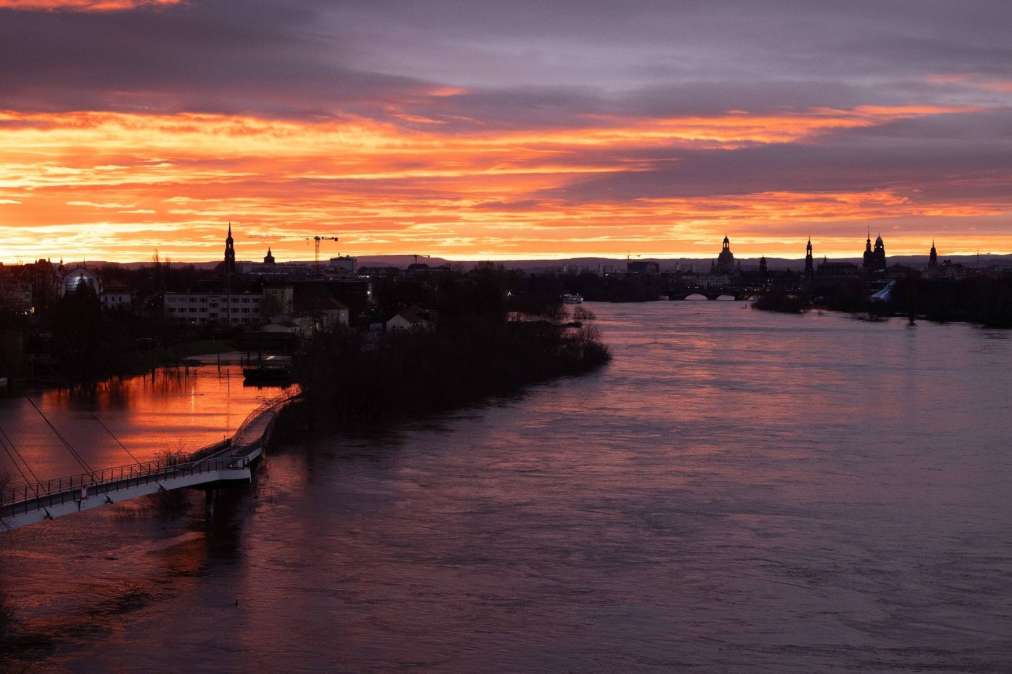 Das Hochwasser der Elbe vor der Kulisse der Altstadt bei Sonnenaufgang.