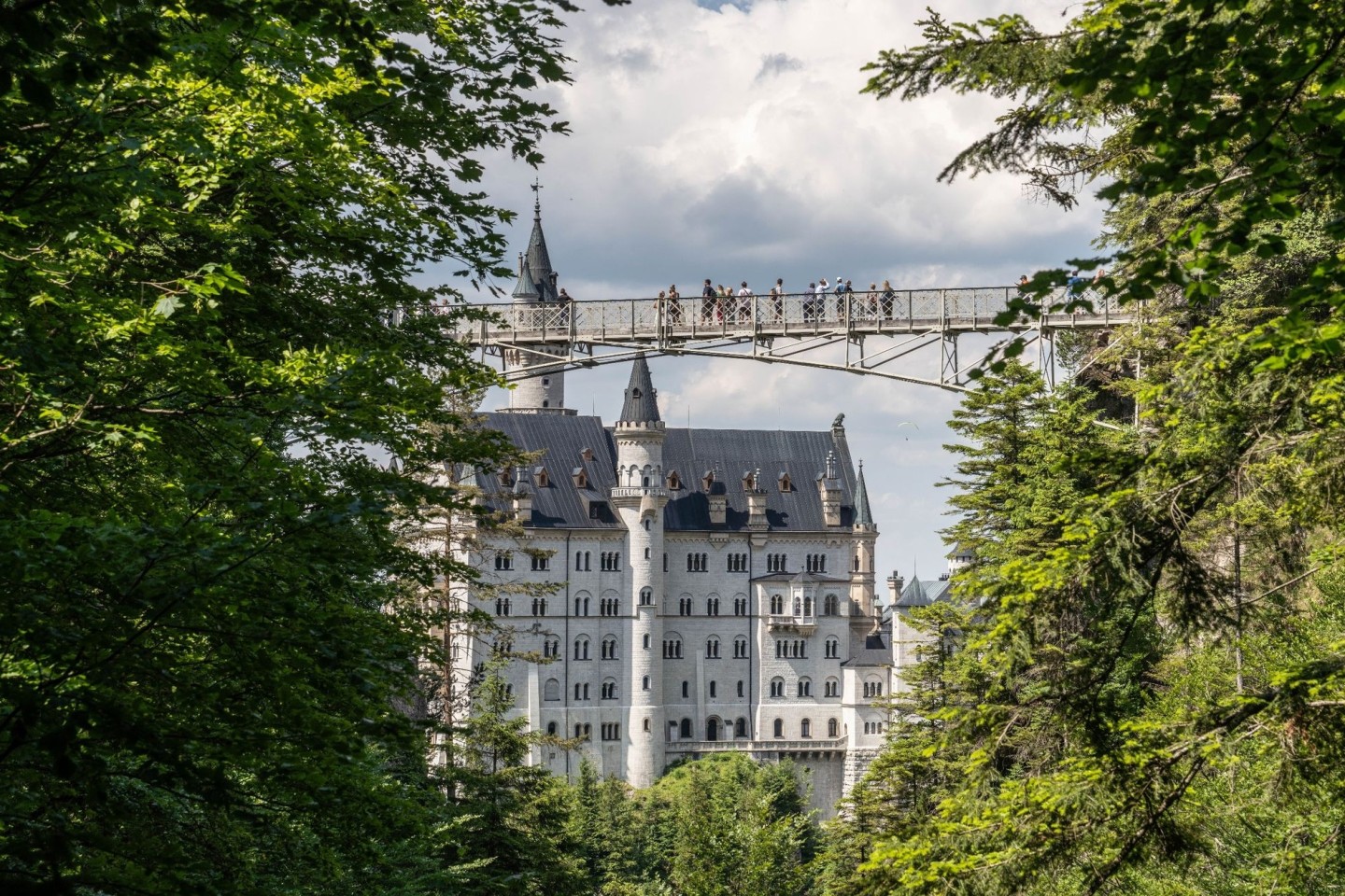 Blick auf das Schloss Neuschwanstein mit der Marienbrücke. In der Nähe des Schlosses hat ein Mann zwei Frauen angegriffen und verletzt. Eine der Frauen starb.