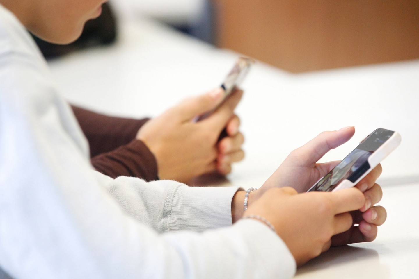 Neuseeland verbietet Mobiltelefone an Schulen.