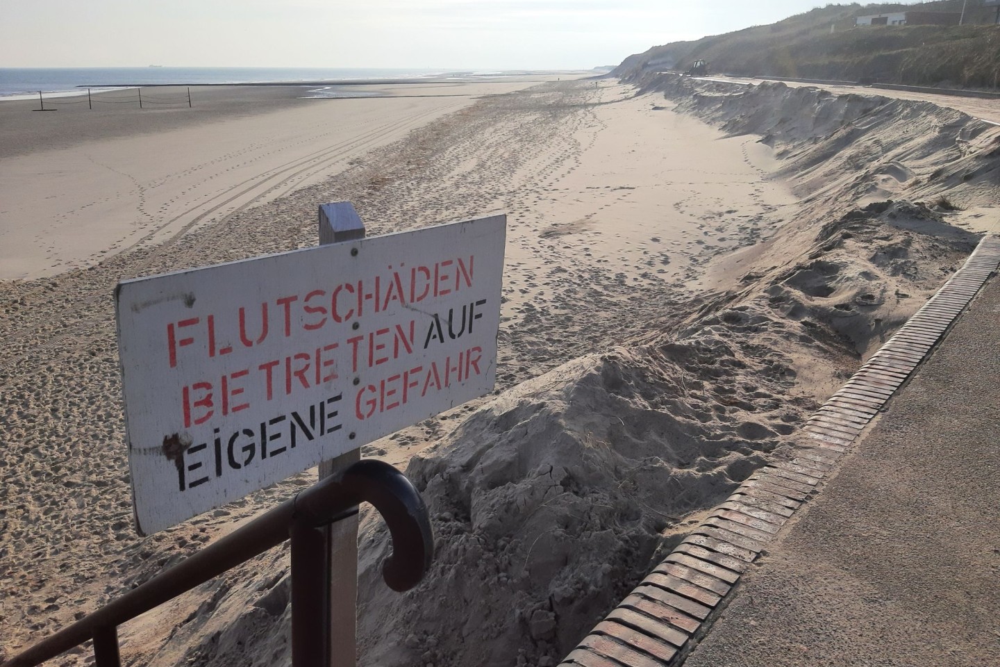 Die bisherige Sturmflutsaison hat auf einigen Nordseeinseln deutliche Schäden an den Badestränden angerichtet.