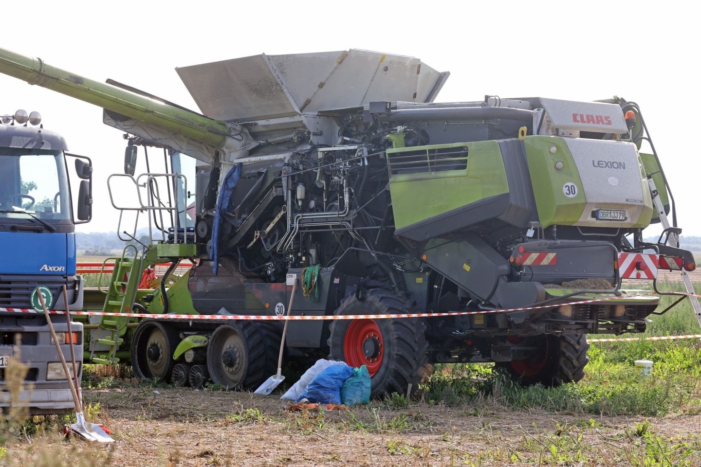 Ein 25-jähriger Mann verlor bei einem Arbeitsunfall mit der Erntemaschine in Hohen Luckow bei Rostock beide Beine.