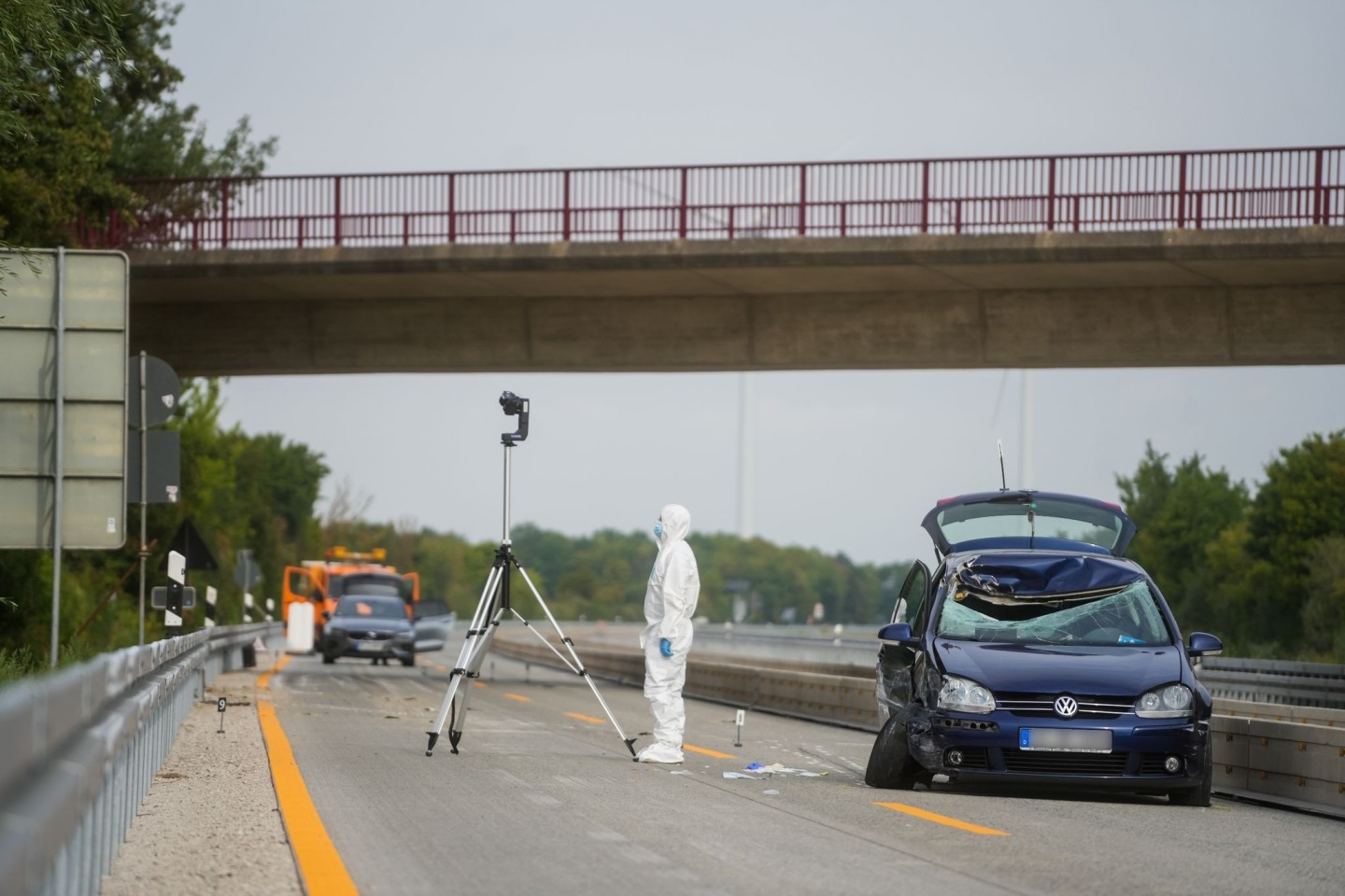 Ein Gullydeckel traf im August 2022 die Windschutzscheibe eines Autos auf der A7. Der Fahrer wurde schwer verletzt, die Beifahrerin sogar lebensbedrohlich.