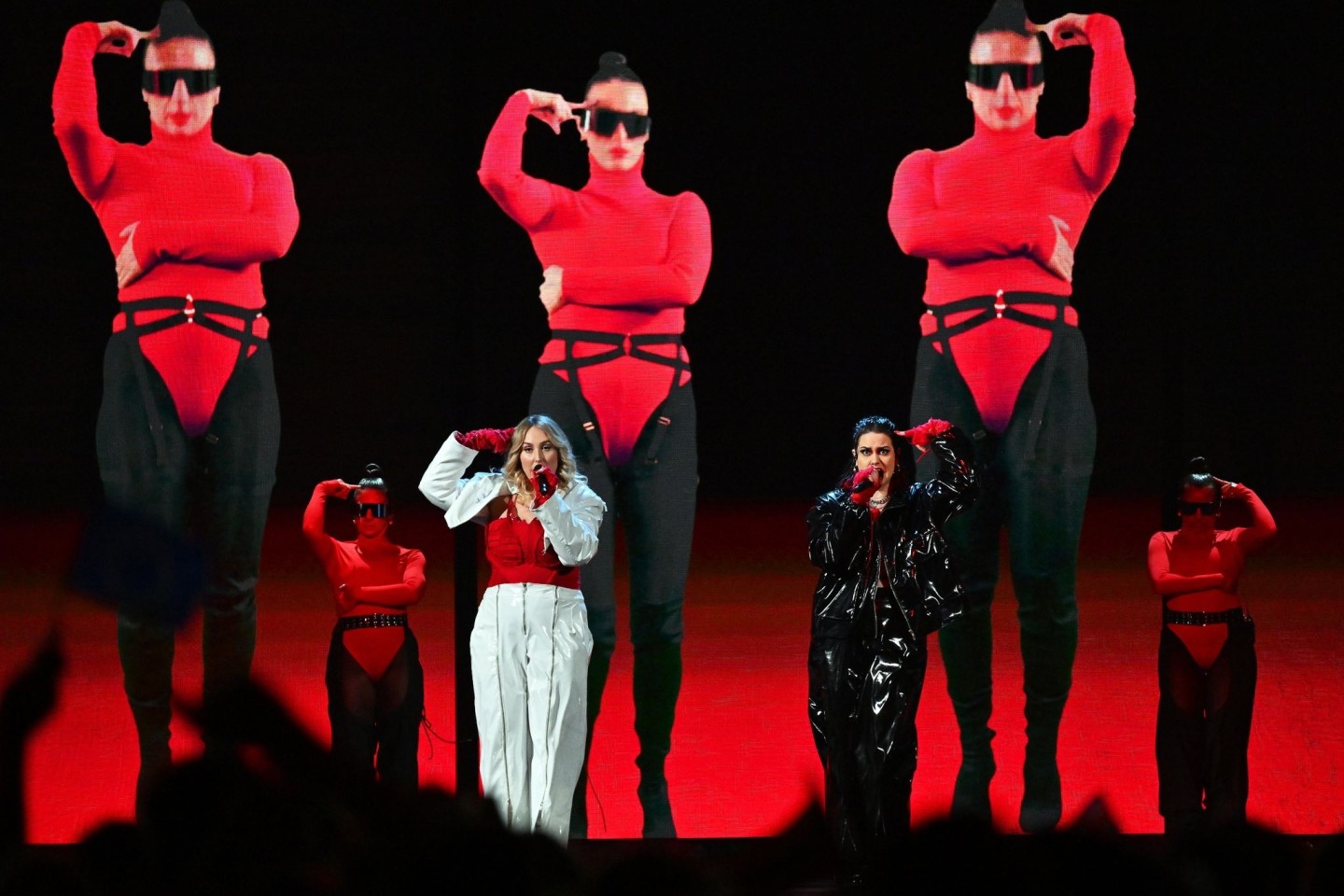 Selina-Maria Edbauer (l) und Teodora Spiric alias Teya & Salena aus Österreich singen «Who the hell is Edgar?» während des zweiten Halbfinales beim 67. Eurovision Song Contest (ESC).