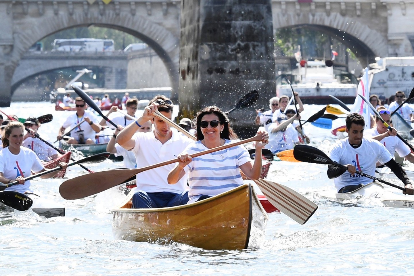 Anne Hidalgo (vorne) paddelt auf der Seine.