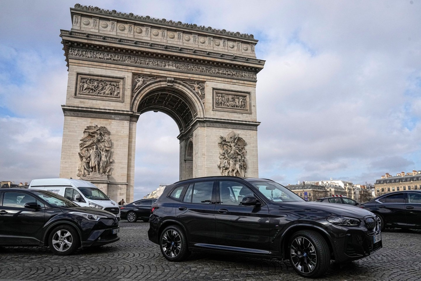 Wer mit einem schweren Auto nach Paris kommt, muss für das Parken tiefer in die Tasche greifen. (Archivbild)