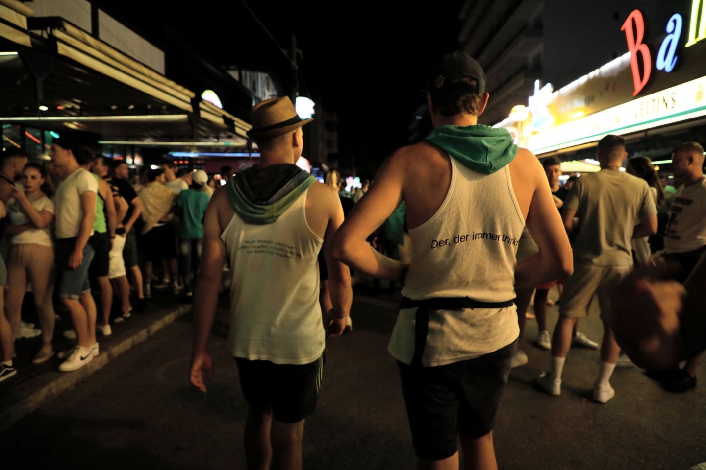 Vorwiegend junge Leute gehen am Abend durch die Schinkenstraße im Party-Viertel Ballermann auf Mallorca. (Archivbild)