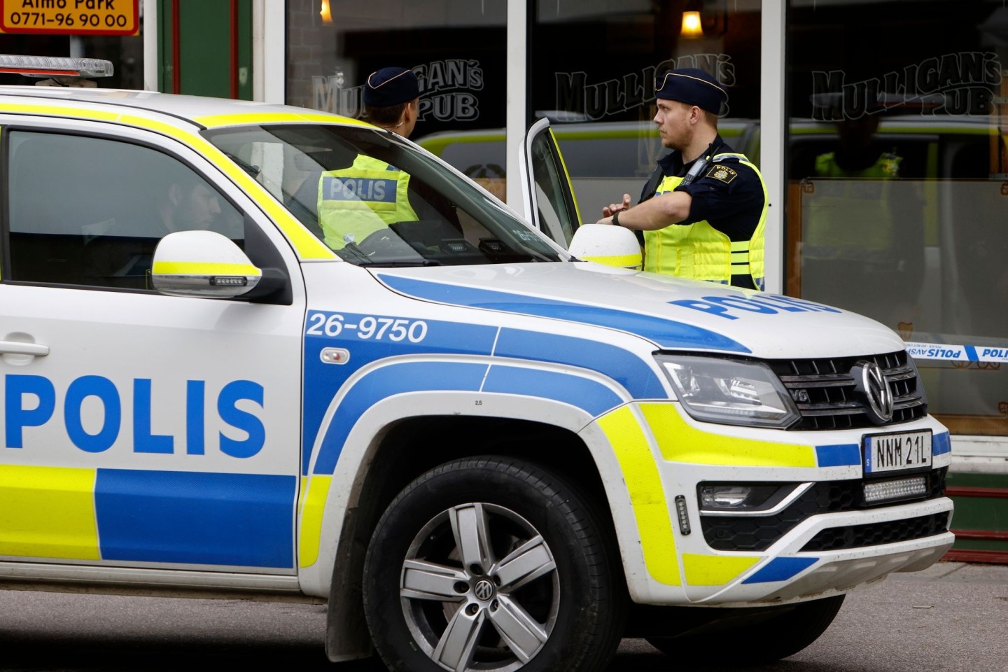 Polizisten in Sandviken nordwestlich von Stockholm. Zehntausende Menschen in Schweden sind nach Schätzungen in Bandenkriminalität verwickelt.