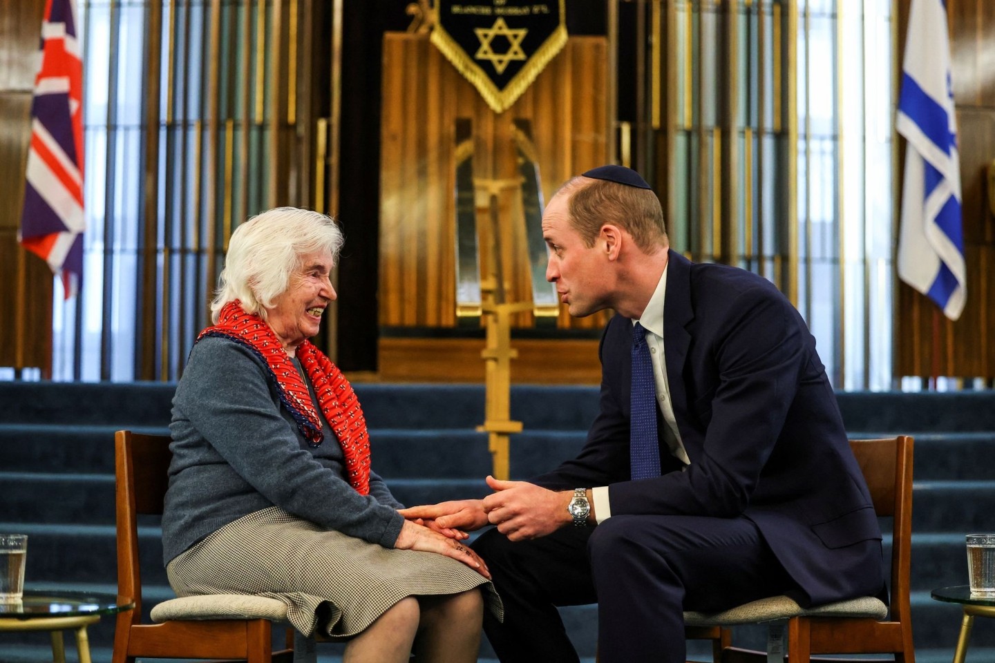 Prinz William unterhält sich mit der Holocaust-Überlebenden Renee Salt (94).