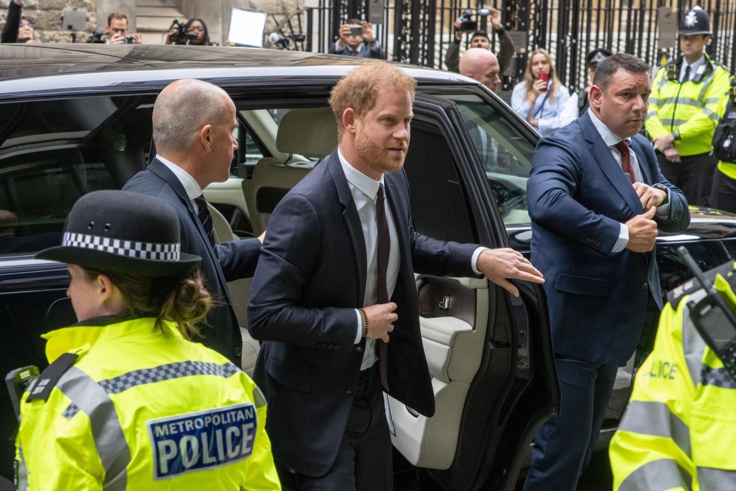 Prinz Harry auf dem Weg zum Gericht in London.