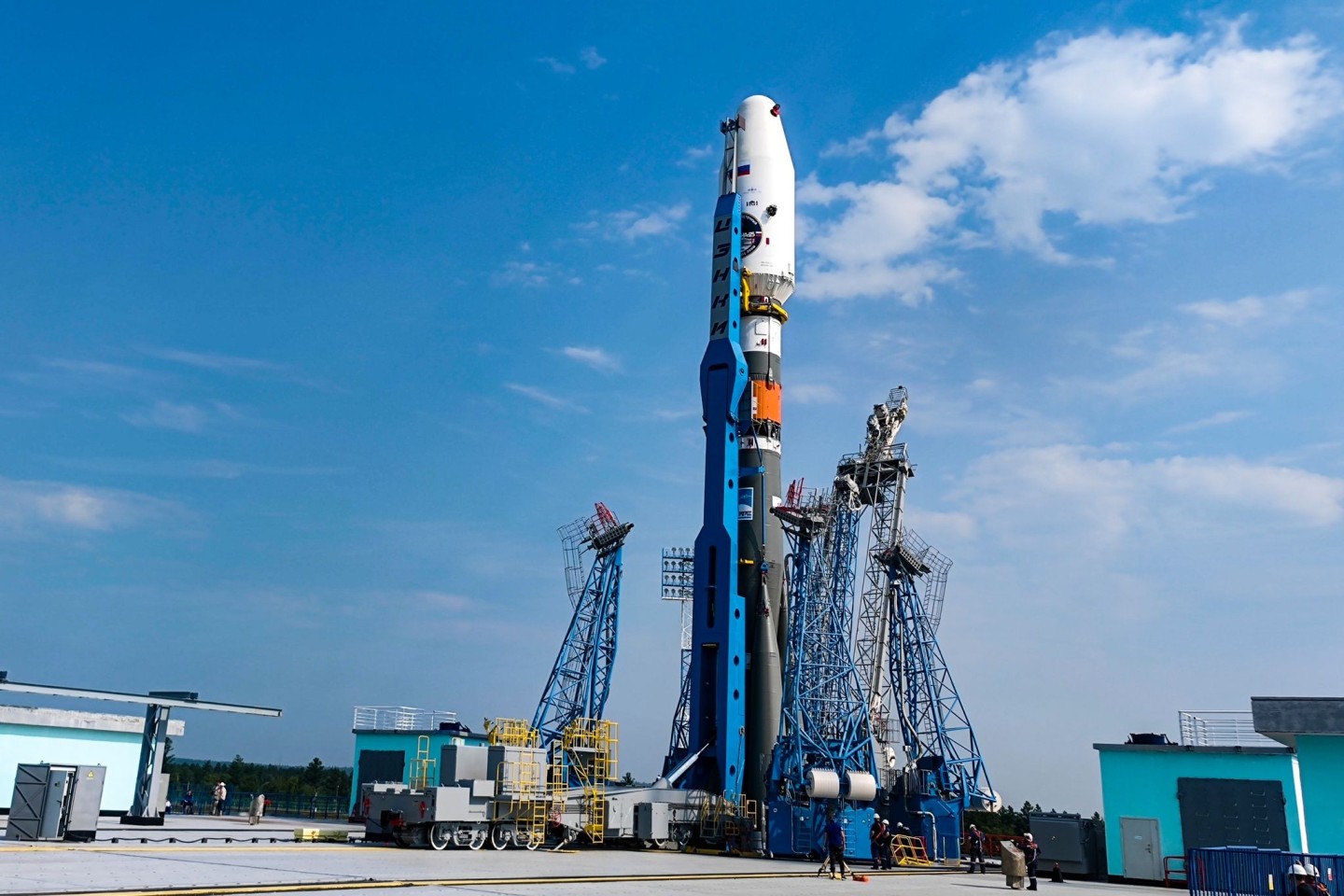 Die Trägerrakete vom Typ Sojus-2.1b mit der Raumsonde «Luna-25» an Bord steht am Startplatz auf dem russischen Weltraumbahnhof Wostotschny.