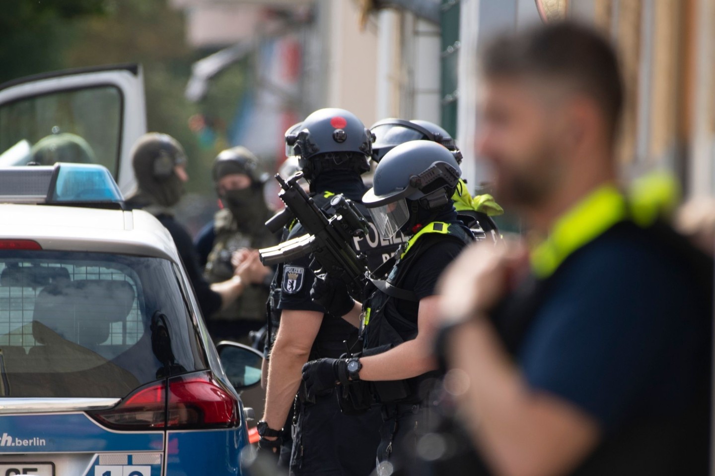 Bewaffnete Polizeikräfte unweit des Einsatzortes in Berlin-Spandau.