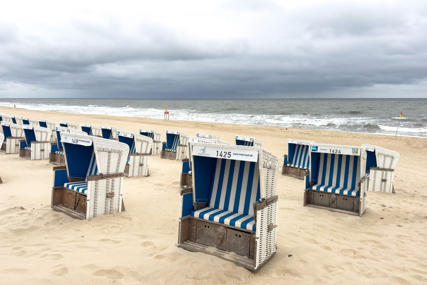 Strandkörbe bei bewölktem Himmel und Temperaturen um 15 Grad Celsius am Strand von Westerland.