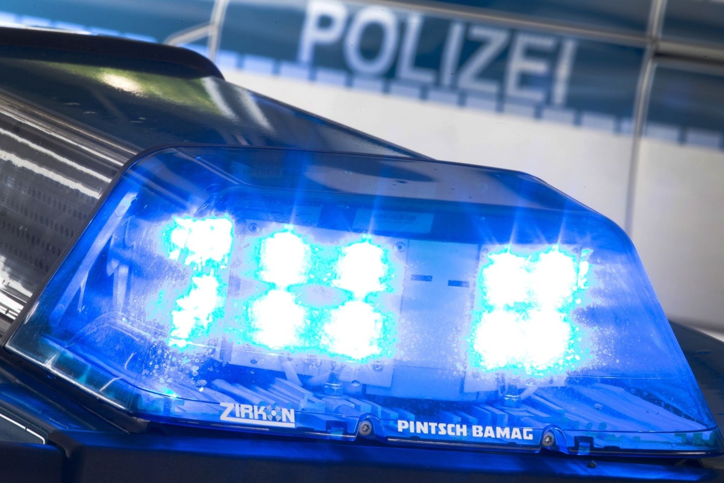 Die Polizei hat in Peine einen Mann festgenommen, der einen anderen mit einer Armbrust verletzt haben soll (Symbolbild).