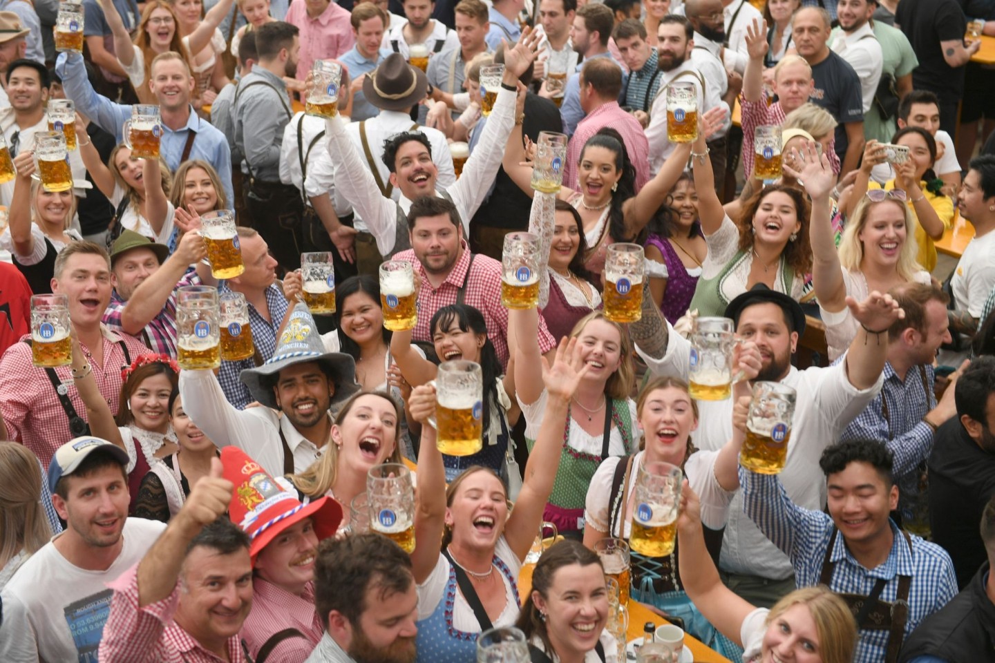 Bei den Gästen im Hofbräuzelt herrscht ausgelassene Stimmung.