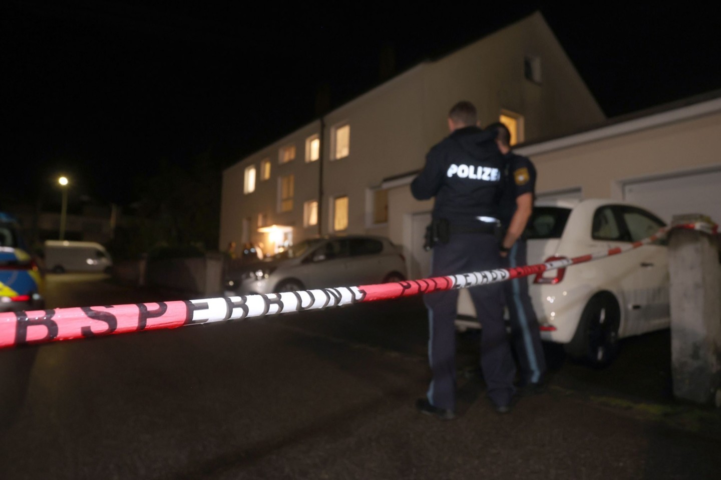 Polizisten im Juli 2023 vor dem Haus in Langweid, in dem drei Menschen erschossen wurden.