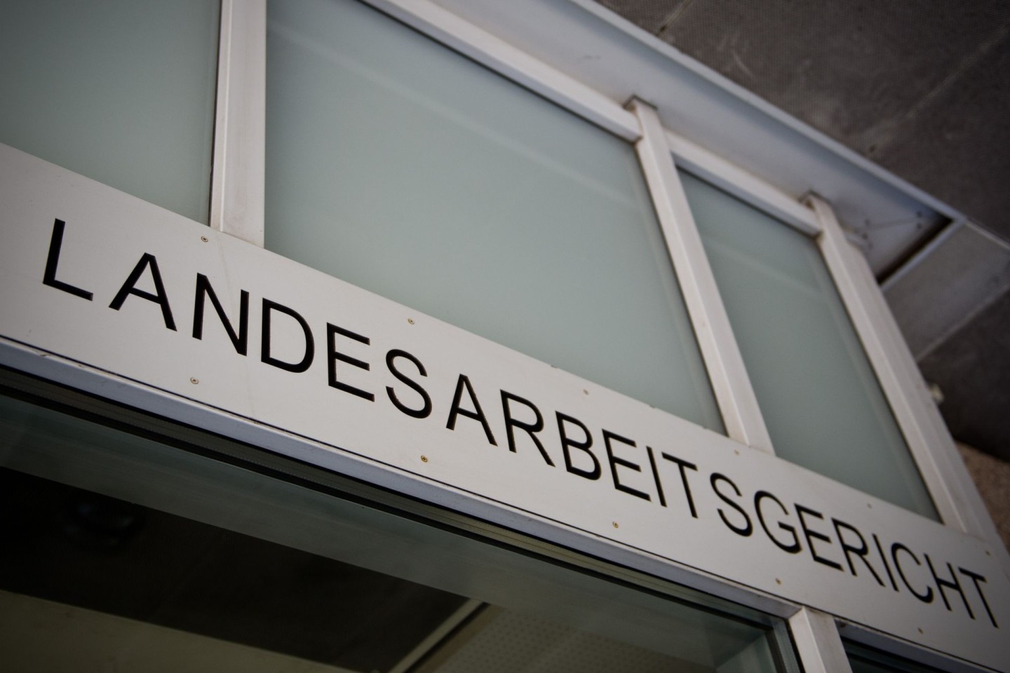 Mit dem gefährlichen Sprung in den Fluss habe der Mitarbeiter eine Pflichtverletzung begangen und den Betriebsfrieden gestört, befand das Gericht.